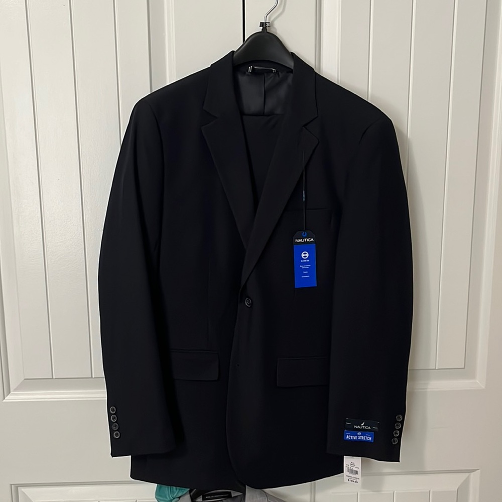 Mens Nautica single breasted 2 pc suit.